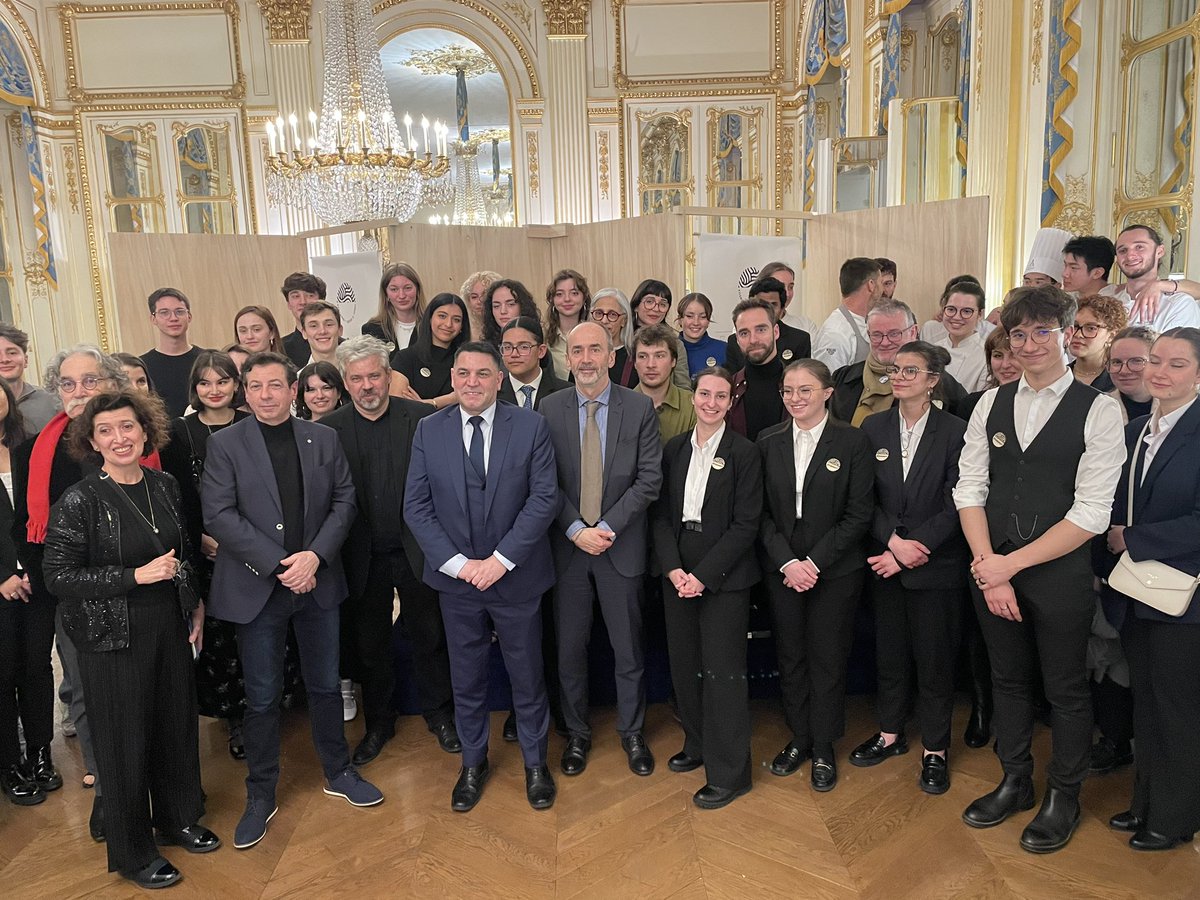 LPaupert's tweet photo. Superbe événement sous le parrainage de Maître Tseng (première et unique femme maître du thé) autour du thé, avec le chocolat de J. Gélin, dans le Salon des Maréchaux du ministère de la culture, conçu et réalisé par les élèves du lycée #guillaumetirel et de l’#ensaama. https://t.co/Ng8DiFlube