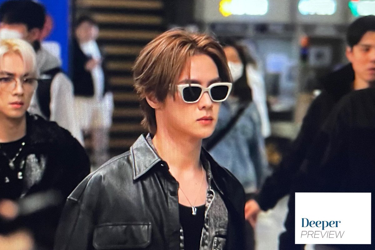 HELLO SIR??? 🧎🏻‍♀️