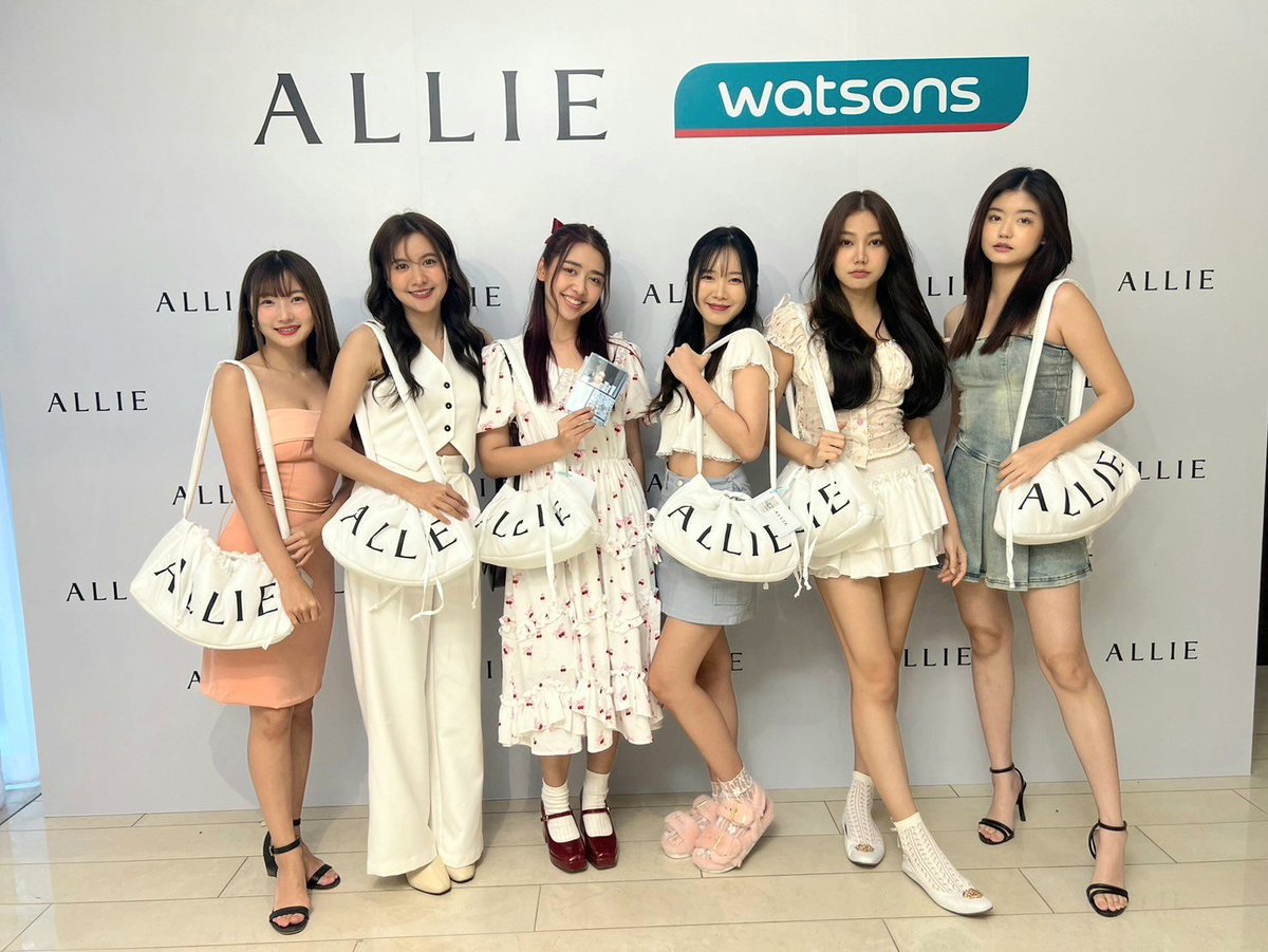 น้ำหนึ่ง ปูเป้ ไข่มุก น้ำใส เจน และ วิว ใน งาน 'Let's Travel with ALLIE x PEANUTS' at Watsons #NamneungMilinD #PUPÉJiradapa #KaimookWarattaya #whereisnamsai #JaneKunjiranut #viewkmntd #inc_entertain #AllieThailand #Alliexwatsons #sunscreenforbeautyskin