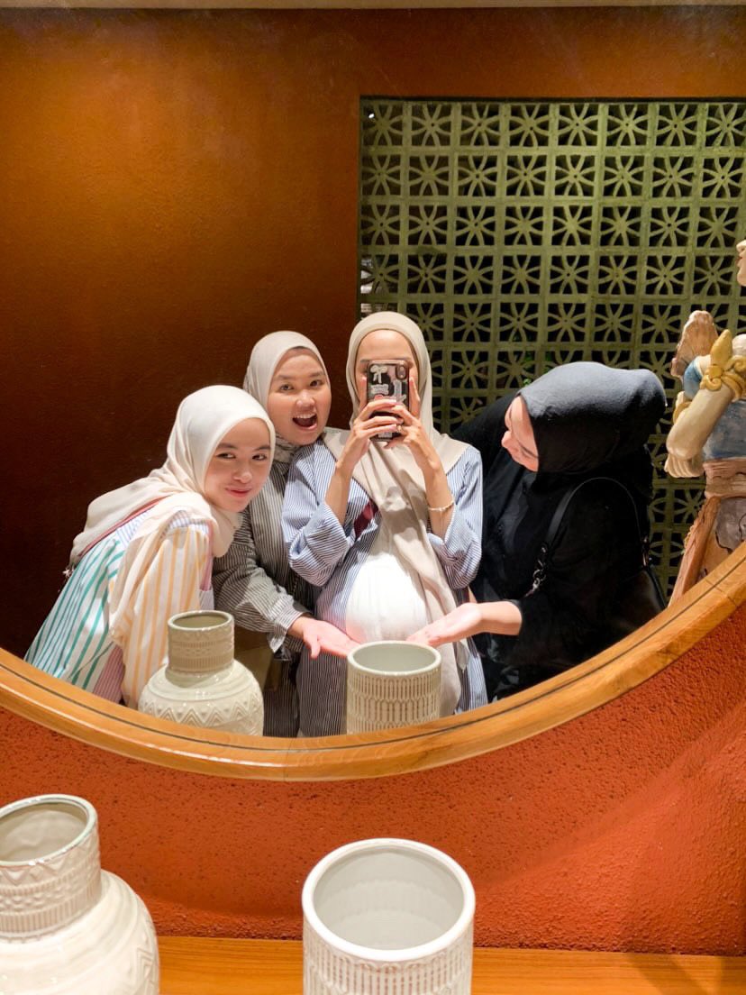 crvngjaee's tweet photo. — ⋆౨ৎ˚⟡˖ ࣪  

Iftar’s agenda with my siti(s) dari sumedang, finally fullteam lagi sama bumiill 🥺❤️🤏🏻

 @yukhei_dumpside @jjaepurin @jenooingg https://t.co/HlVWUWghmj