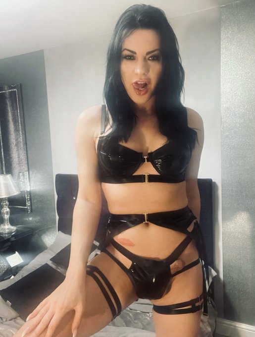 Happy Friday 💋 https://t.co/fZgCC3b9AO 💋🖤 https://t.co/hWFK6c48QI