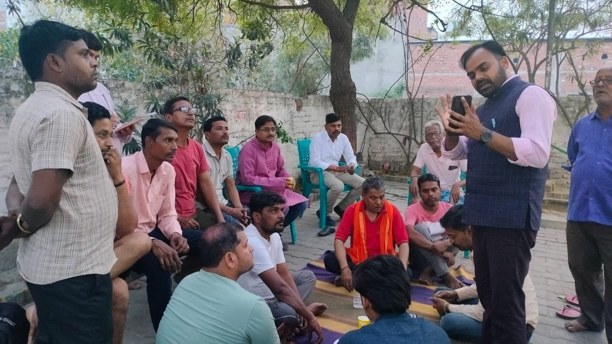 ForceKashi_'s tweet photo. फ़ोर्स काशी की टीम ने आज
स्थान - हरूवा - भेलूपुर (दक्षिणी वाराणसी - वि.स.) में युवाओं के  साथ मिलकर #HamaraAppNaMoApp के माध्यम से प्रधानमंत्री जी से जुड़ने का सफल प्रयास किया।💐

सभी ने #NAMO_App डाउनलोड कर प्रधानमंत्री जी के कार्यों को जाना और देश के विकास में अपना समर्थन देने का संकल्प लिया।🤞🏻

हम सब हैं मोदी जी के परिवार 💖

#SankalpitKashi
#VaranasiSouth 
#ModiKaPairvar