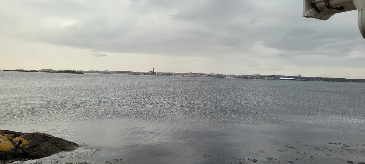 HW_Lysekil's tweet photo. Nu har vi firat gudstjänst vid Jesu dödsstund. Fiskebäckskils kyrka var välbesökt. När Jesus säger" det är fullbordat", är allt förändrat. I vår ofullkomlighet får vi tillgodogöra oss att fullkomlighet. Vilken nåd! Nu tillbaka mot #Lysekil! https://t.co/n171cwvmvl