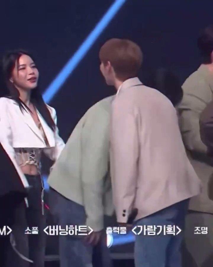 solarsido210291's tweet photo. her mouthing "you did well" to woong, one of the contestants that she felt showed what it is to build up and improve in the show, my judge solar best mentor 😘
#SOLAR #솔라 #ソラ #金容仙 https://t.co/gk1oqDyVgr