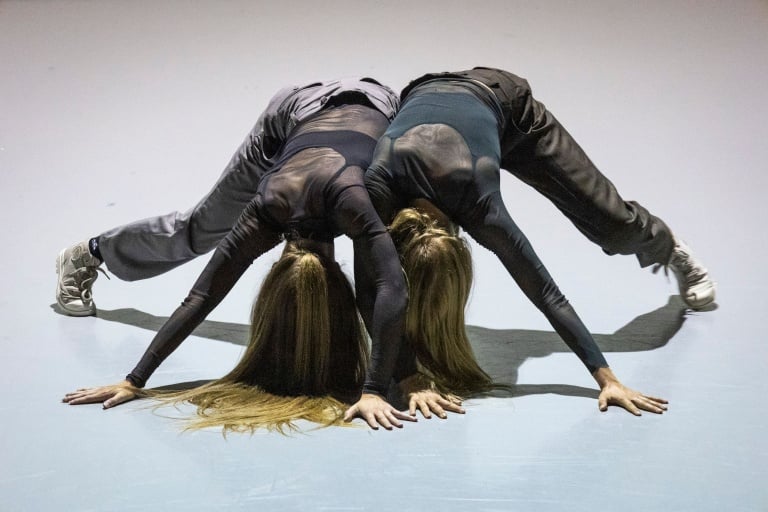 “Met Homme wil ik mijn nieuwe bevindingen en opvattingen over de kracht en speelsheid van mannelijkheid onderzoeken die schuilgaan in kwetsbaarheid en fragiliteit.” aldus artistiek leider Patricia Van Deutekom. 3 april in Het Speelhuis. Kaarten via theaterspeelhuis.nl. #dans