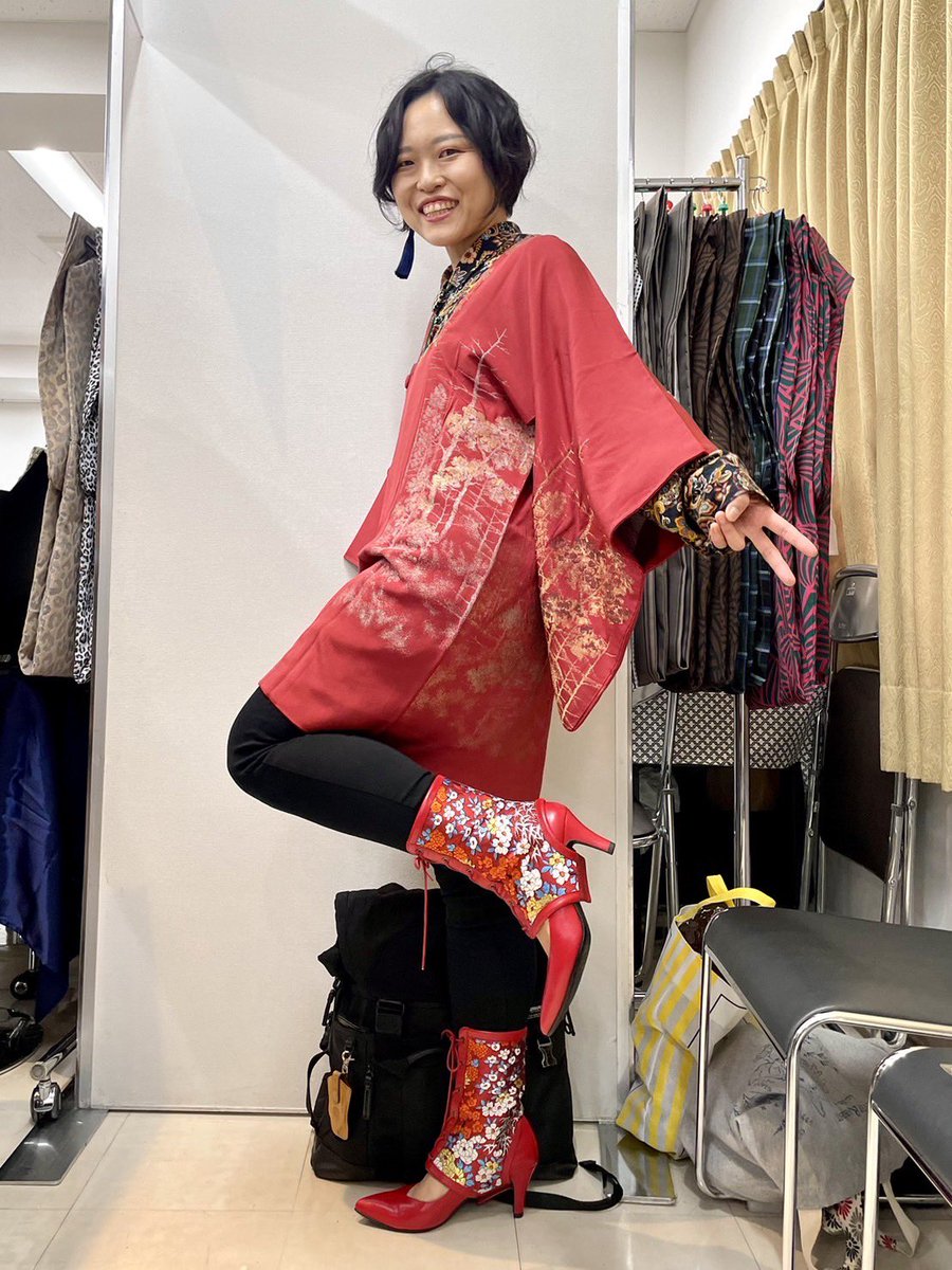 ayumimu888's tweet photo. #東京キモノショー
@TKkimonoshow
和マルシェ楽しかったです！✨
赤い道行を着てた流れ？で
赤いグッズに注目❣️

1枚目 明仙トレー 
定右衛門商店様 @sadaemonshoten 
2枚目 派手可愛いバッグ、表にアンティークな蒲鉾の包装紙
Hanyi_ya様 @hanyi_ya 
3枚目 Obideboots iki NEOKIMONO様 @NeoKimono https://t.co/dHbwF4swai
