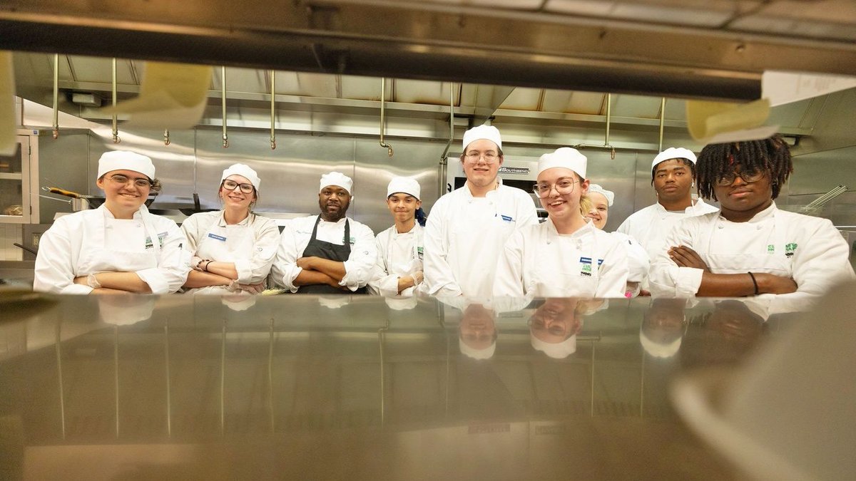 LincolnLand's tweet image. Order up!🥗 Bistro Verde, LLCC's student-run café, is now open Tuesday through Thursday, offering a full-service lunch experience. Reservations are encouraged. See you soon! 

View the spring Bistro Verde menu: llcc.edu/bistro-verde-m…

#culinaryschool #cookingschool