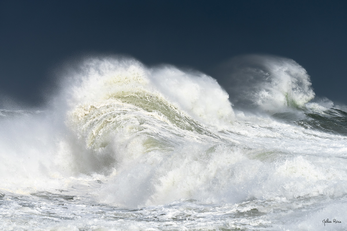 𝑻𝑬𝑴𝑷𝑬𝑻𝑬 𝑵𝑬𝑳𝑺𝑶𝑵 En cette fin mars, des vagues impressionnantes déferlaient sur le littoral de Bretagne dont cette vague qui lorsqu'elle est venue se briser sur la digue du port de Lomener à côté de Lorient s'est animée et s'est envolée haut, très haut dans le…
