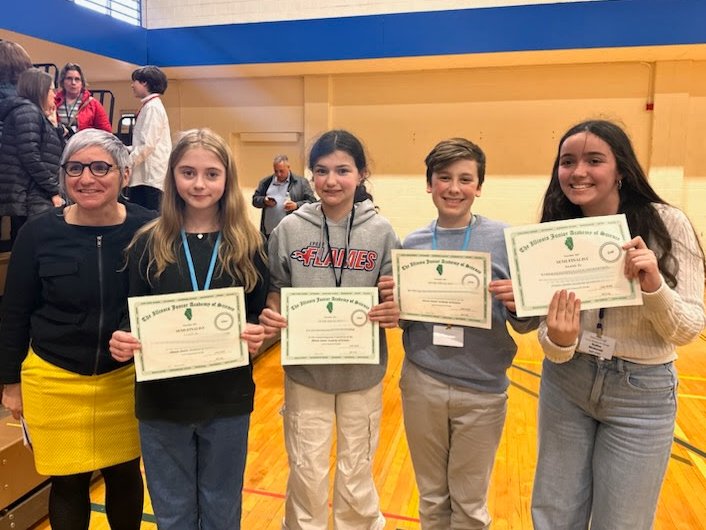 This month, students from high school's Science Club and the winners of 'Best Project' from the middle school 'Faîtes des Sciences' took part in the Illinois Junior American Science Fair. Competing against over 250 submitted projects, congratulations to our 4 regional qualifiers!