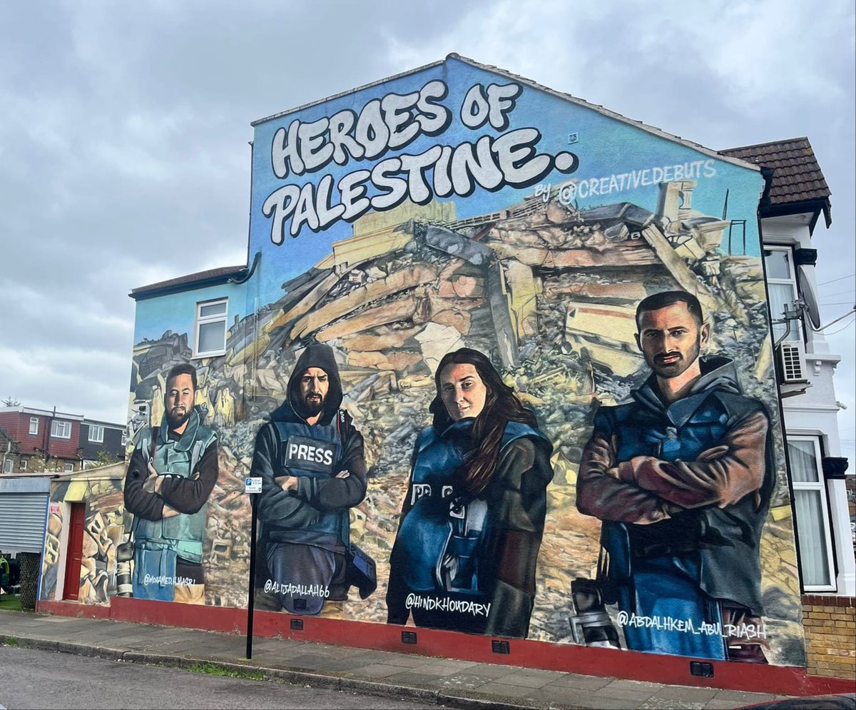 A couple of days ago, I received a lot of slack for posting a picture of an 'unfinished' mural in Ilford, dedicated to the brave journalists of Gaza. Now that the mural is completely finished. I decided to post it again. It's only fair! 💚