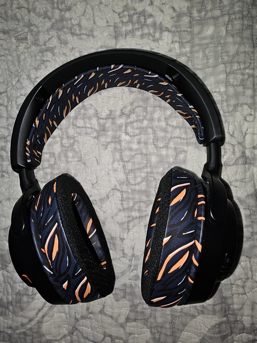 Upgraded my @SteelSeries ear cushions to @wickedcushion freeze. Now rocking @ChicagoBears colors