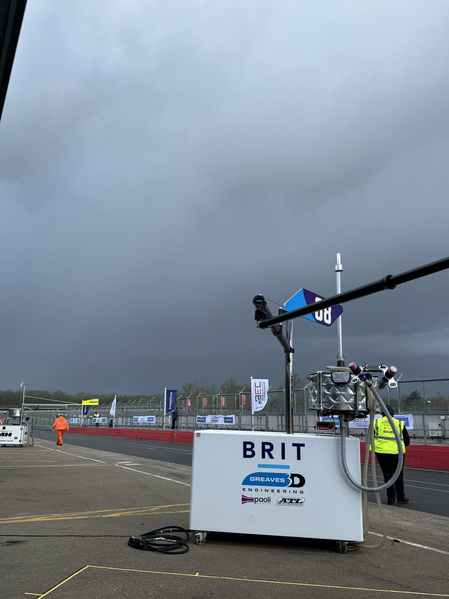 LIGHTS OUT AND WE’RE OFF AT @DoningtonParkUK!🟢 We’re only 8 minutes into the 2 hour race and the rain has started to drizzle..🌧️ The skies are so grey, what a contrast from 15 minutes ago on the grid walk!