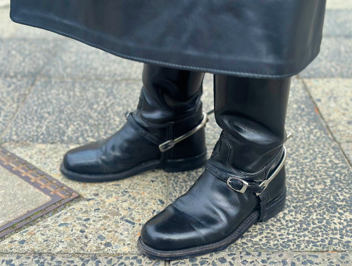 Admiring my Master’s spurs today on the streets of Berlin 🇩🇪 His boots are regularly a focus of my 👅
#gayleathermaster #gayboots #gayleatherslave