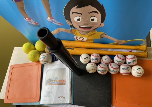 USEP59's tweet photo. Bonjour à tous !  Pour continuer notre présentation des kits de matériel, on parle du baseball, sport collectif se jouant avec une balle⚾️. Voici un kit complet pour découvrir cette activité. Si vous êtes intéressés, merci de nous 📱Bonne soirée ! @Agence_du_Sport @departement59 https://t.co/VqyNkpgoS6