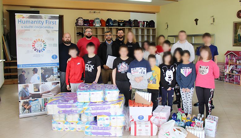 HumanityFirstHR's tweet image. Domu za nezbrinutu djecu u #Križevcima uručili smo donaciju u namirnicama i higijenskim potrepštinama. Otac Vladimir Simunović nam je pomogao stupiti u kontakt s domom. Radujemo se što ćemo ostati podržati djecu u prevladavanju izazova u životu.
@HFI1995  @HumanityFirstDE