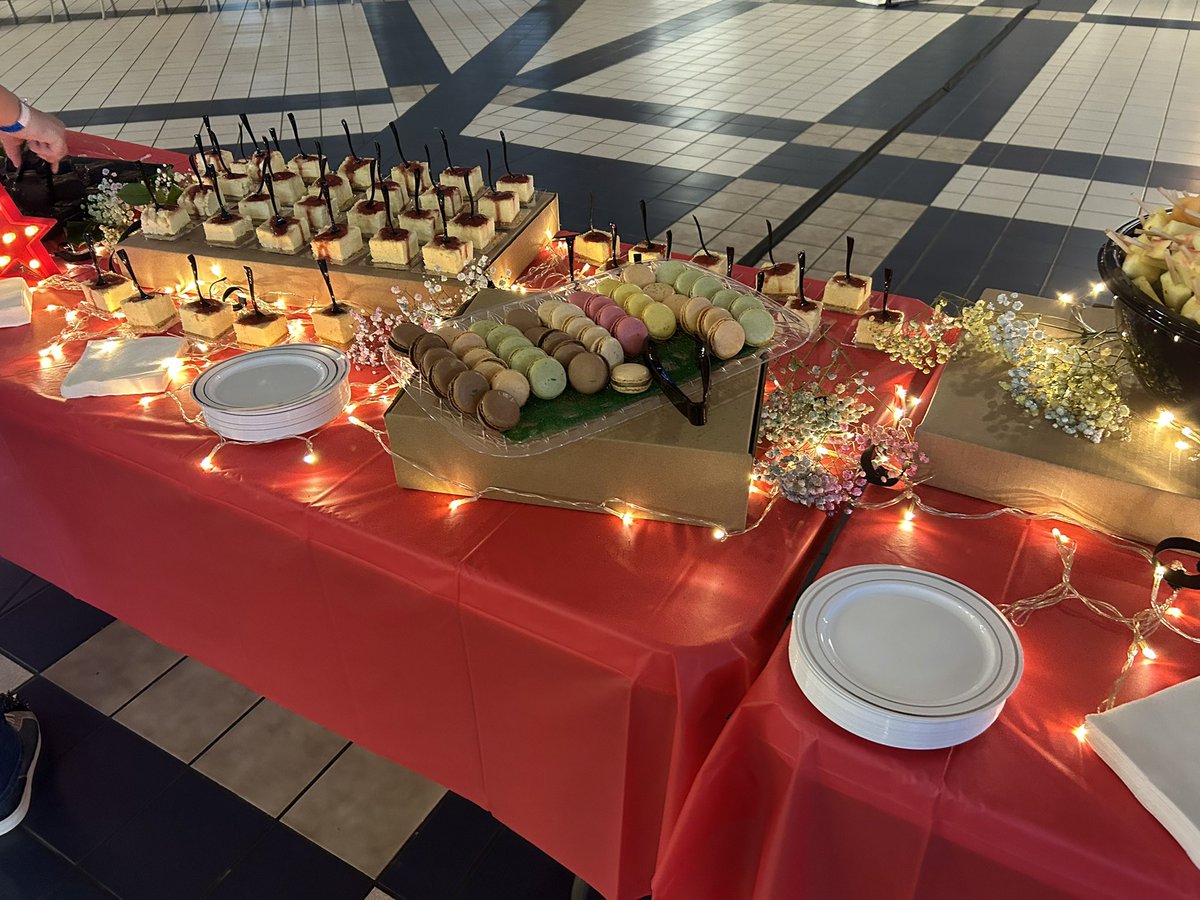 Last night was a blast with the Humble ISD High Schools Integrated Hollywood Ball! Sponsored by the Atascocita HighSchool PTO, DJ Brothers .com, Balloons by Aryanna and Family First ER or Atascocita. Fun was had by all!