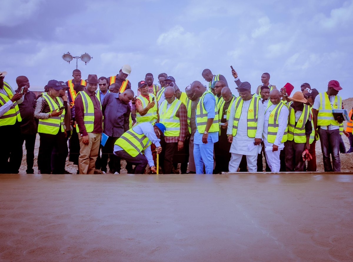 akinalabi's tweet photo. Sen Bari Mpigi I led members of the Senate and House @WorksCommittee to inspect the first phase of the 700km, Lagos to Calabar Coastal Road Project. The Minister of Works, Sen David Umahi led the delegation of the Ministry Works. The @HouseNGR will continue to support them. https://t.co/88lspVgBcT