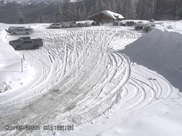 NWSBoulder's tweet photo. #SpringtimeInTheRockies is awesome! Snowing hard one minute, sun is out the next. Current pic from Berthoud Pass shows the sun is back out, after a few inches of fresh snow in the last few hours.
More of the same this afternoon, and even isolated thunderstorms! #COwx https://t.co/CTzn0xglKS