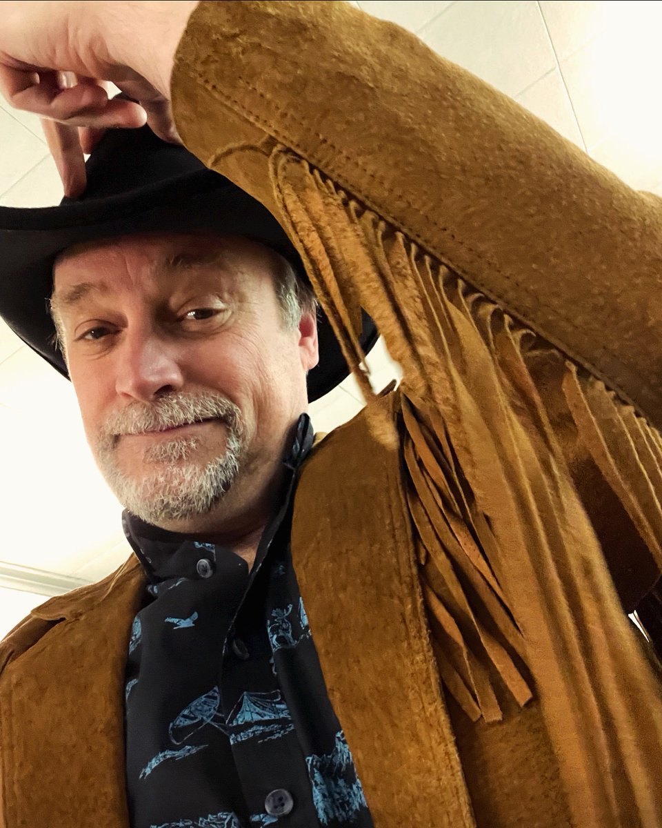 When you think of Romance and Country music, the first thing that comes to mind is ME, right!? 😉 Y’all have a look at me &amp; my Stargate-raised bestie #BrynnGodenir! #WritingaLoveSong Sunday <a href="/7pm/">Huong Le</a> on <a href="/UPtv/">UPtv</a>  ! Here’s the trailer: uptv.com/movies/writing…