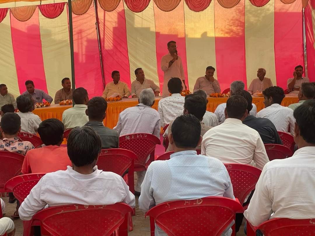 चूरू के ढाणी लालसिंहपुरा, थैलासर और हुनतपुरा में जनसंपर्क कर आमजन से आगामी लोकसभा चुनाव में चूरू संसदीय क्षेत्र से भाजपा प्रत्याशी श्री देवेन्द्र झाझडिया को भारी बहुमत से विजयी बनाने की अपील की।
#Churu #RajasthanMeraParivar #AbkiBaar400Paar #PhirEkBaarModiSarkar