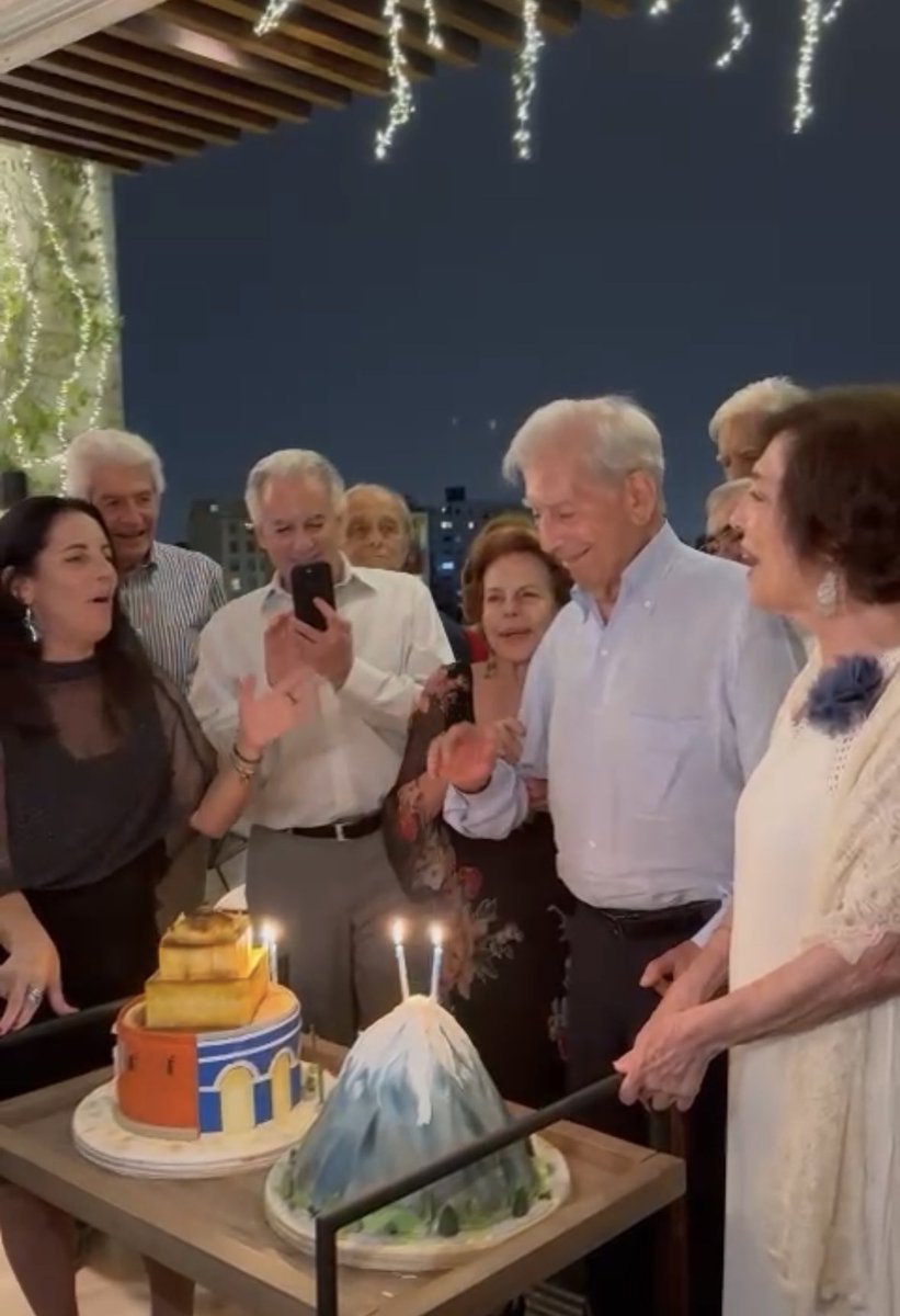La animada fiesta de cumpleaños de Vargas Llosa: acompañado de una mujer especial, dos tartas y mucho vino eldebate.com/gente/20240329… via @eldebate_com