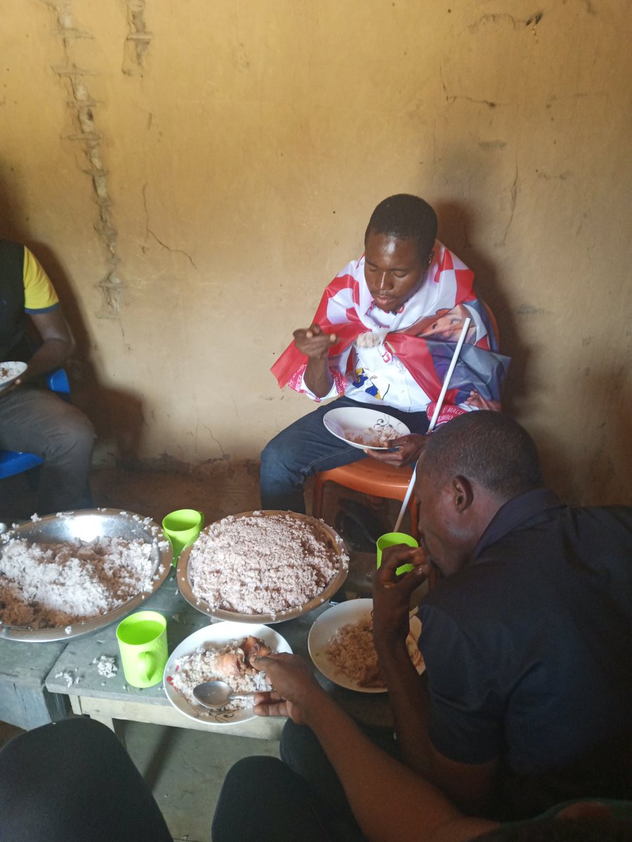 Joseph1Dimandja's tweet photo. #InfosDirect :
Politique du sankuru, lors de la campagne électorale dans le territoire de Katako-kombe sous contrôle de l'hon @leonnguwa2,
Nous sommes les combattants de lutte @uncrdc @BobelabiR https://t.co/xUYBWciHqe