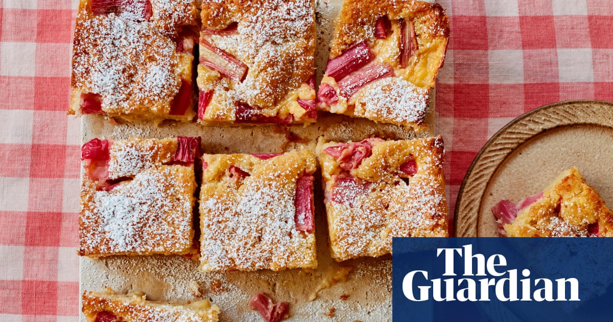 Ravneet Gill’s rhubarb and custard traybake recipe theguardian.com/food/2024/mar/…