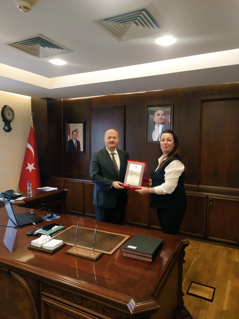 Güngören Kaymakamımız Sayın Abdullah Küçük'e Bölge Müdürlüğümüz olarak yapmış olduğumuz ziyarette desteklerinden ötürü kurumsal teşekkür belgesi ve kurumsal levha takdim ettik.