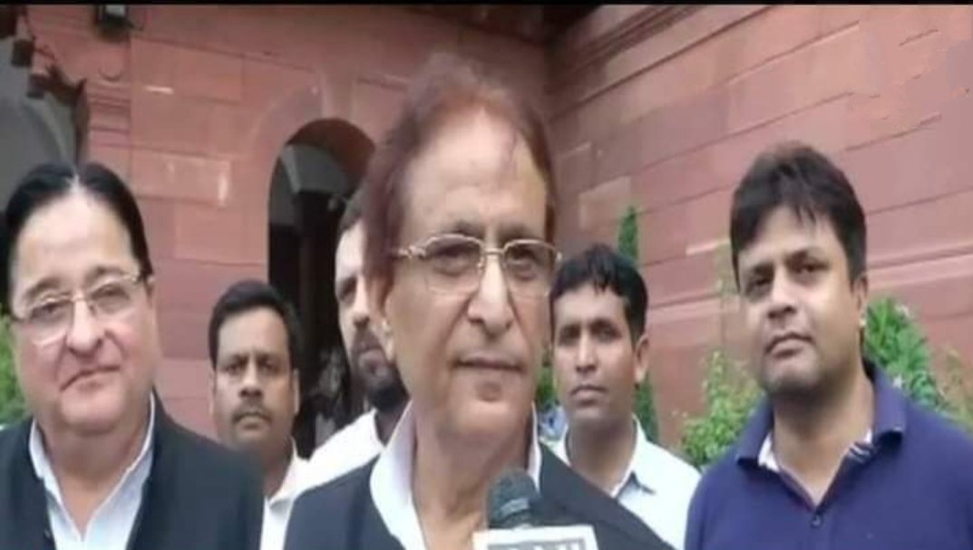 ZishanMurad's tweet photo. चंडाल चौकड़ी सुनो।
आज़म खां बनने मे एक उम्र गुज़र जायगी। @yadavakhilesh जी दूसरा आज़म कहां से लाओगे?
@AdvocateSKMehdi @samajwadiparty @Kamalakhtar25 @AshumalikS 
@Aamitabh2 @GyanSag95285708 @NahidLari @shivpalsinghyad https://t.co/KRfpaRhJz0