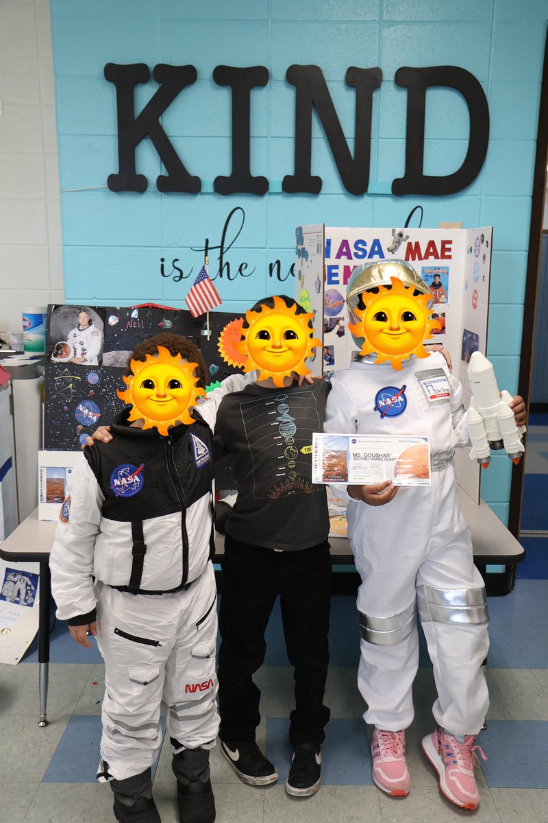 leahod's tweet photo. The readers, writers, and speakers in 2nd grade amazed us with their biography projects yet again! Thank you @MsDeMauro5 @MsGoushas #Emrich for welcoming us in to learn from your students! #irvingpride #d100inspires https://t.co/aHjQ2Qwh8d