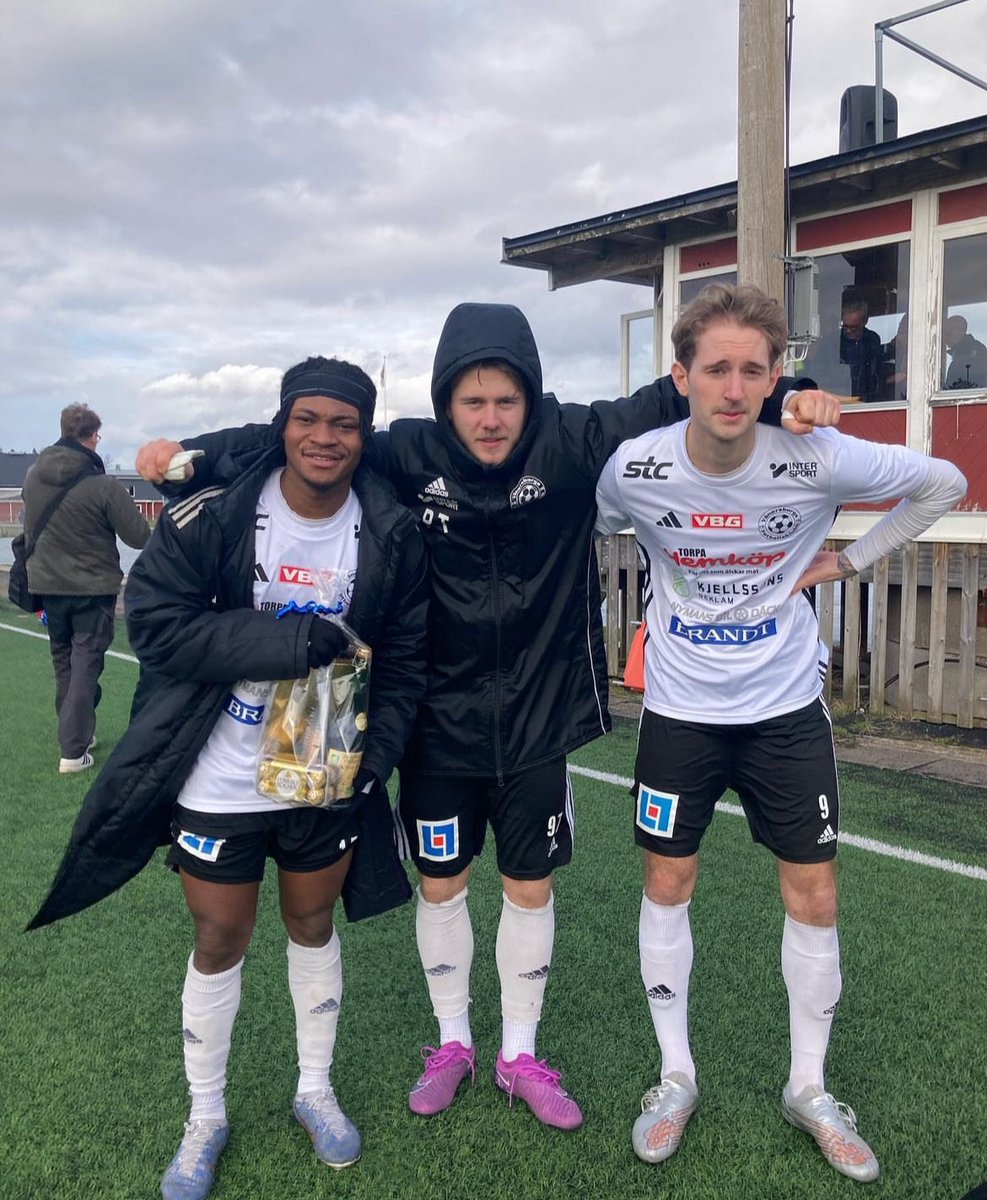 Seriepremiären avklarad med besked! 

Vi åker hem från Grästorp med en 6-1 vinst efter ett hattrick av Enoch Adu och ett mål vardera från Marcus Bengtsson, Markus Johansson och Hugo Hultberg (som var för snabb för att fångas på bild).