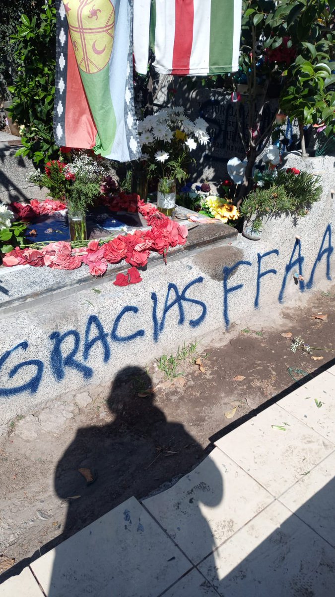 Frente un nuevo agravio a la tumba de Víctor y Joan, decimos: la nuestra es una memoria que trae dignidad y compromiso que aporta en la construcción de una sociedad más justa e igualitaria. El odio, el negacionismo, y la discriminación solo crea violencia y destrucción.