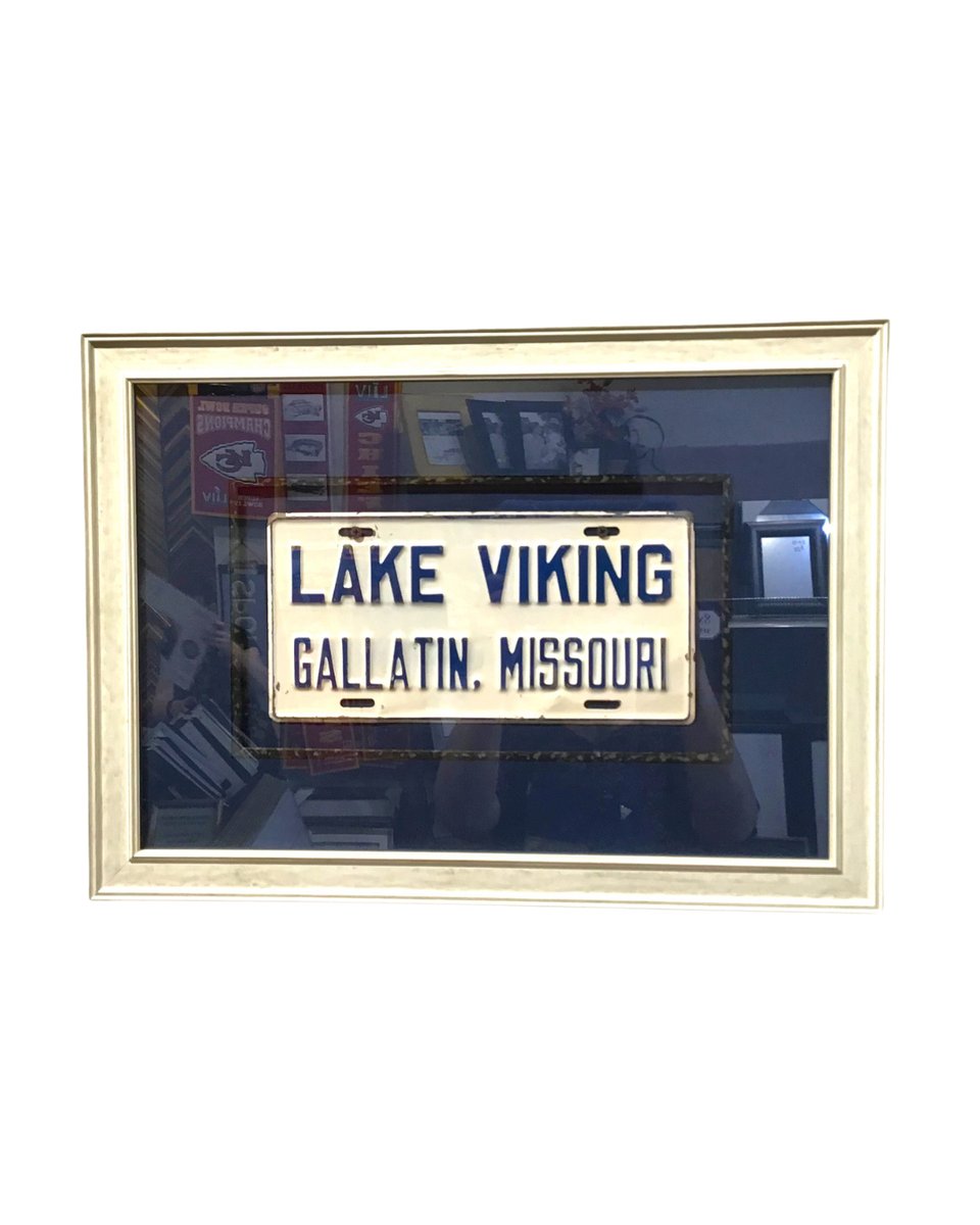 afwkc's tweet image. Don't think that you can't display a license plate in an elevated way! All it takes is a nice, complementary frame.

#framingmemories #creativeframing #customframes