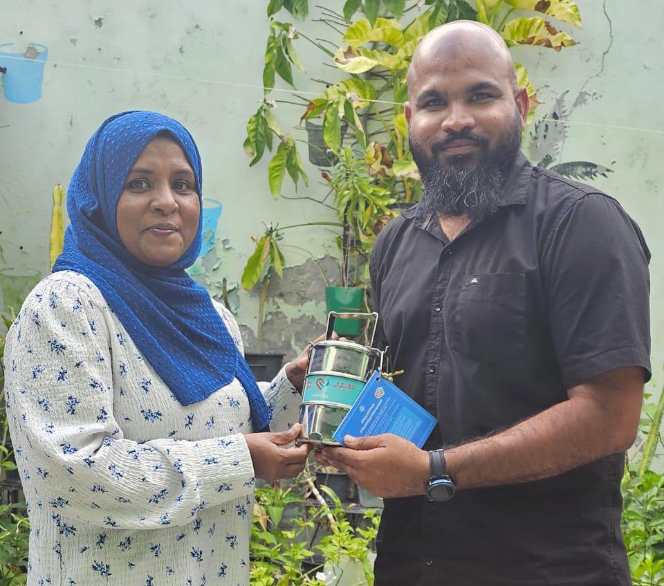 Dhiraagu's tweet photo. Our #ThashibariMovement is going strong all over the 🇲🇻!
Check out these thashibari gifting 📸 moments from Kulhudhuffushi City & Fuvahmulah City 😍🧡
#HeyoHithun https://t.co/aK6R4dFofo