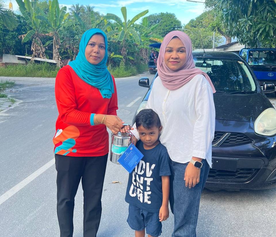 Dhiraagu's tweet photo. Our #ThashibariMovement is going strong all over the 🇲🇻!
Check out these thashibari gifting 📸 moments from Kulhudhuffushi City & Fuvahmulah City 😍🧡
#HeyoHithun https://t.co/aK6R4dFofo
