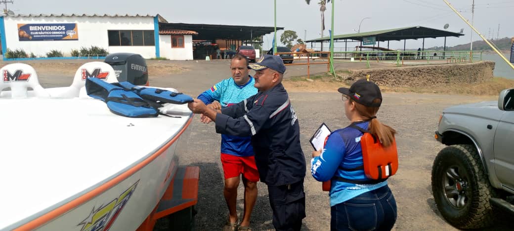 inea_venezuela's tweet photo. #29Mar #SemanaSantaSeguraINEA2024

En #Bolivar el personal de la @capiptoCBolivar se mantiene verificando el estado de los equipos de seguridad de las embarcaciones de recreo y de transporte fluvial antes que de su navegación por el río.

#SemanaSantaSegura2024 https://t.co/p74EPnqXvR