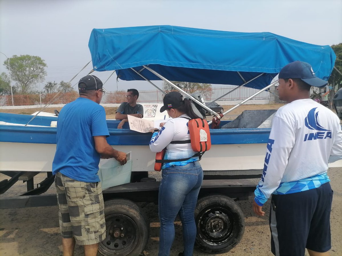 inea_venezuela's tweet photo. #29Mar #SemanaSantaSeguraINEA2024

En #Bolivar el personal de la @capiptoCBolivar se mantiene verificando el estado de los equipos de seguridad de las embarcaciones de recreo y de transporte fluvial antes que de su navegación por el río.

#SemanaSantaSegura2024 https://t.co/p74EPnqXvR