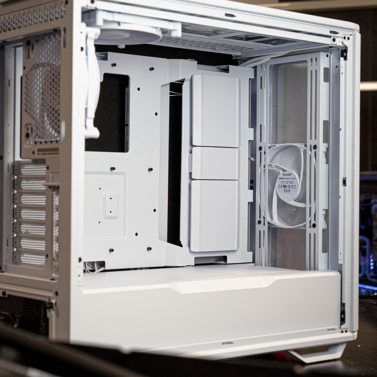 cybertek_fr's tweet photo. 📢 Tente de gagner le boîtier Dark Base 701 Blanc de chez be quiet! 🖥️

Pour participer : 
👉 Suivre @cybertek_fr et @bequietFR
👉 Retweeter

Et multiplie tes chances de gagner en jouant sur nos autres réseaux !

Lien du règlement : https://t.co/p2Sxp6KhVd

📆TAS : 05/04 https://t.co/qxQcGIG3C3