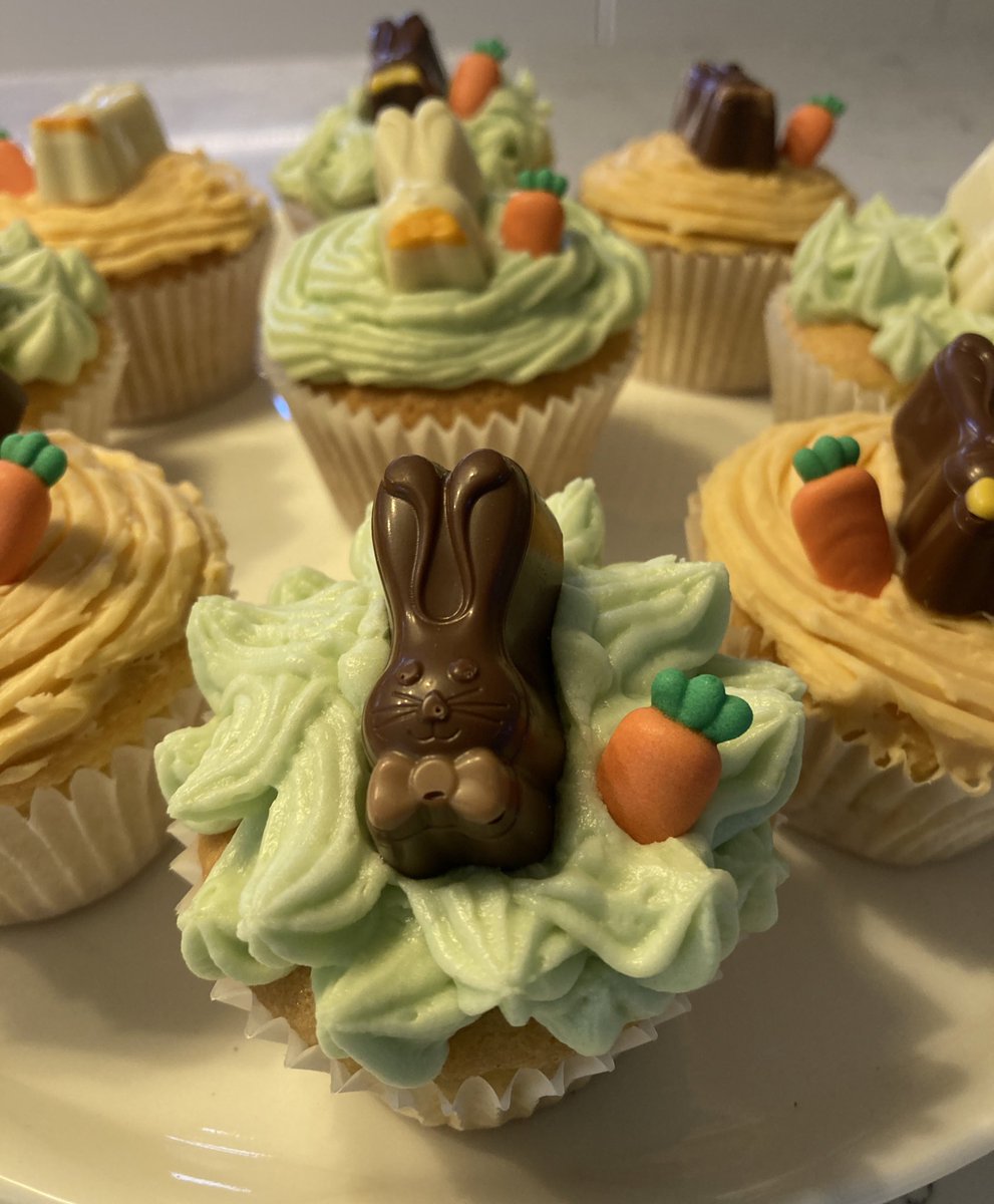 No energy for fancy piping? 

If in doubt, style it out with a @HotelChocolat bunny & a @sainsburys 🥕 

🤤 

#CupCakes #EasterBunny #LongCovid #Easter