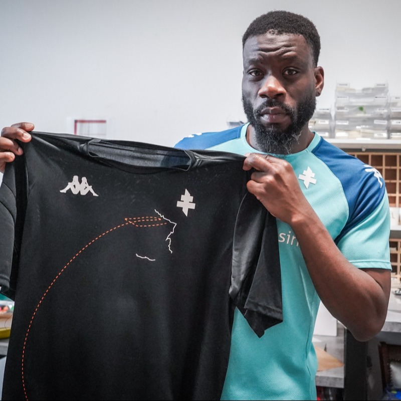 Domani, nella partita di Ligue 1 contro l'Ajaccio, i giocatori del Metz scenderanno in campo con delle magliette speciali personalizzate. Ognuno avrà una maglia su cui sarà ricostruita la storia migratoria della sua famiglia.

👇