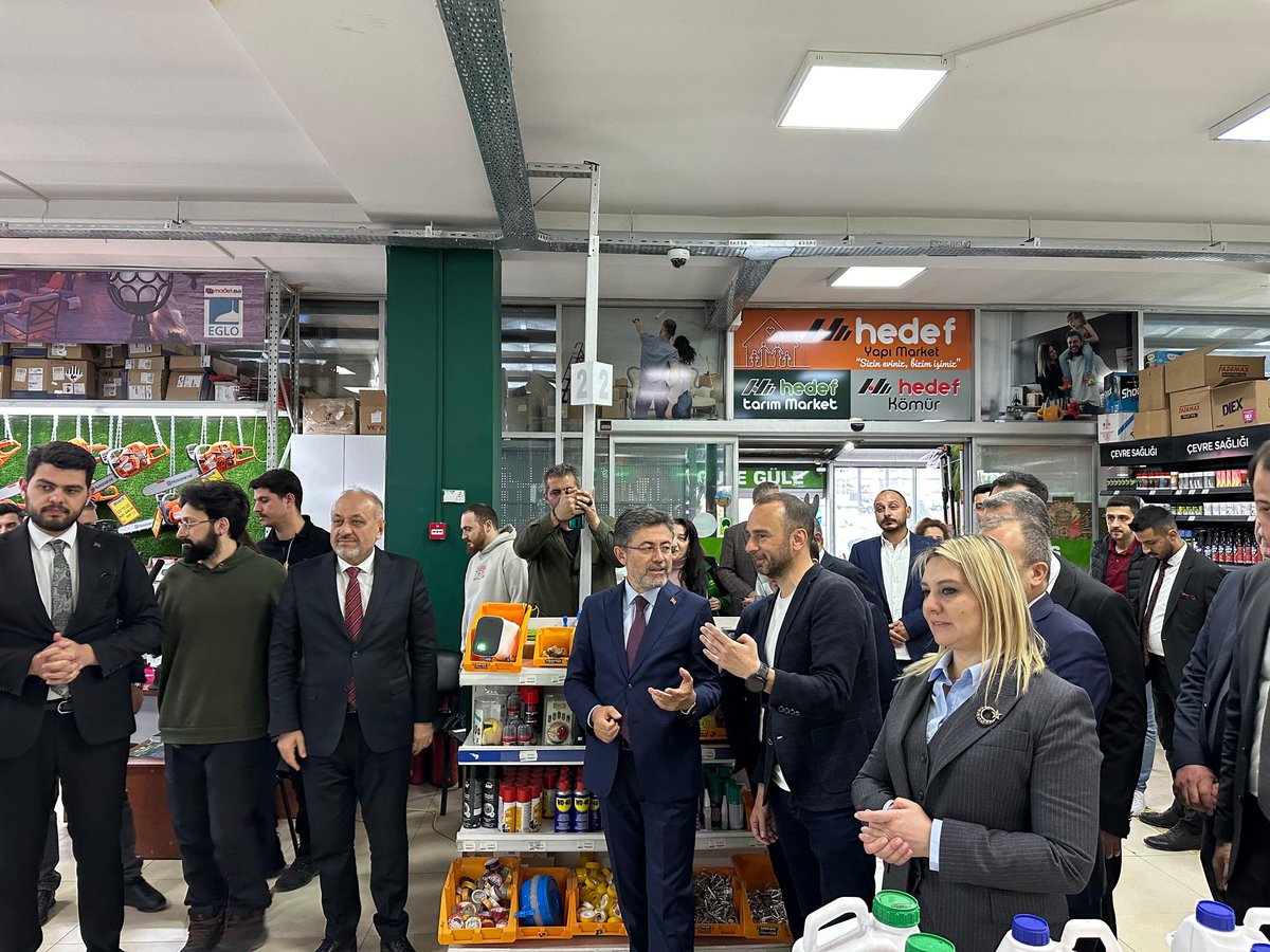 serap_ekmekci's tweet photo. Alanında bölgemizin en kapsamlı ve sürekli büyümesini sürdüren işletmesi Hedef Tarım Market'i ziyaret ettik...
İşlerinde bereket ve başarı diledik.
#TürkiyeYüzyılı https://t.co/e6z6kggmSX