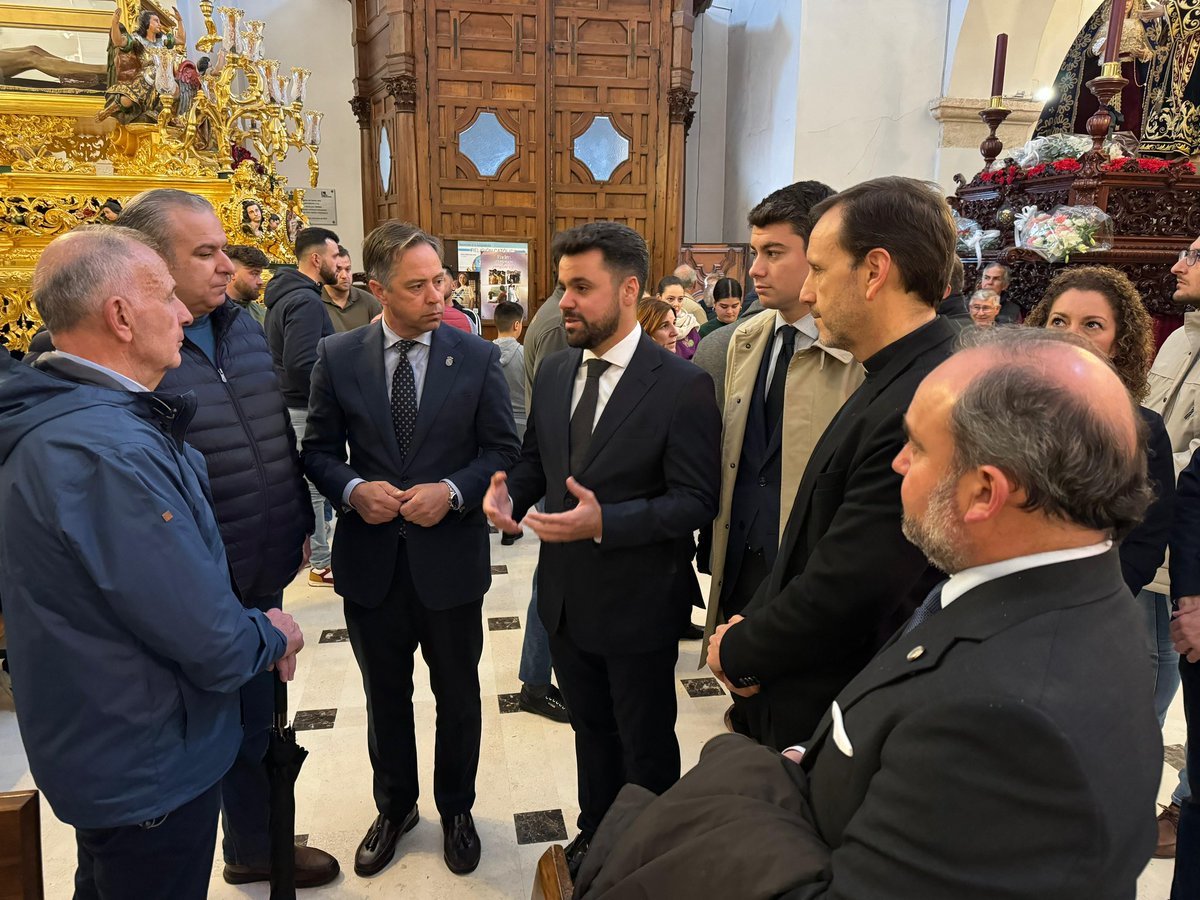 Visitamos en #LaRodadeAndalucía las hermandades <a href="/vdoloresroda/">Hdad Virgen Dolores</a>, <a href="/hdadferroroda/">Hdad. Ferroviarios La Roda de Andalucía</a> y <a href="/HdadJesusLaRoda/">Nazareno y Esperanza | La Roda 💜💚</a> 
junto a sus concejales. 

Es importante trasladar a todas las hermandades la puesta en marcha de las ayudas al arte sacro del Gobierno de <a href="/JuanMa_Moreno/">Juanma Moreno</a>.

#SSanta2024