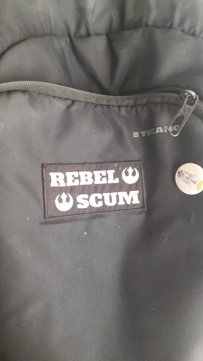 echo_lawrence_'s tweet image. Insomma ero in bici con lo zaino con la seguente toppa (un regalo di @DidaShe) e un signore sulla 60ina mi si affianca e mi chiede "ma quindi tu sei una COMUNISTA DI STAR WARS?"