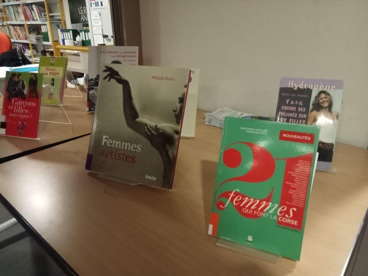 #EgaliteFillesGarcons | Ce 27 mars, le recteur Jean-Philippe Agresti a rencontré les élèves éco-délégués, apprentis journalistes et les référentes égalité filles-garçons du collège Laëtitia Bonaparte. Ils ont présenté leurs actions menées dans le cadre du "Printemps des femmes".