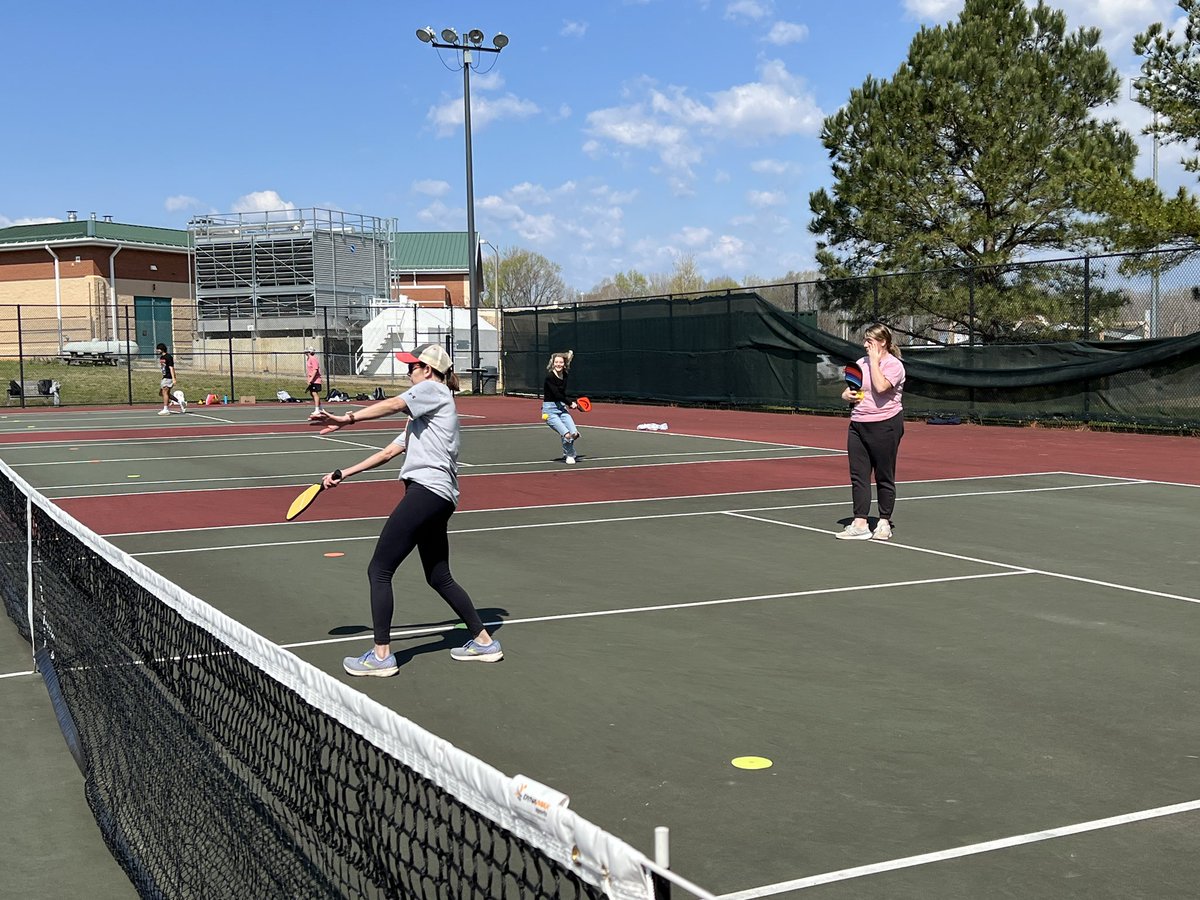 CRichardsITC's tweet photo. ⚡️It’s been a great start to #energizeandengageday2024! From pickleball to therapy dog training to mini canvas painting &amp; more, students were able to sign up to learn something new or interesting &amp; teachers could share their passions, too!  ❤️ @GoochlandHigh https://t.co/nbeBuw3UZT