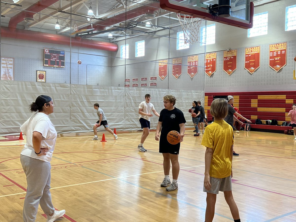CRichardsITC's tweet photo. ⚡️It’s been a great start to #energizeandengageday2024! From pickleball to therapy dog training to mini canvas painting &amp; more, students were able to sign up to learn something new or interesting &amp; teachers could share their passions, too!  ❤️ @GoochlandHigh https://t.co/nbeBuw3UZT