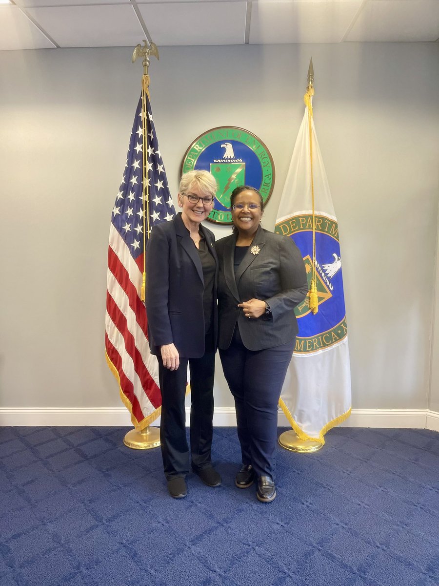 Serving at @ENERGY @doescience under the leadership of @SecGranholm was incredibly inspiring and energizing. So honored to be part of the team. Thank you for your leadership and kind words. I look forward to our paths crossing again.