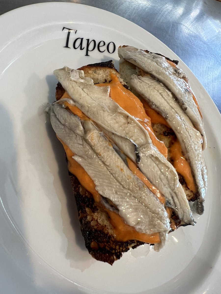 ‘Pan com tomate’ with white anchovy 😍 #Tapeo