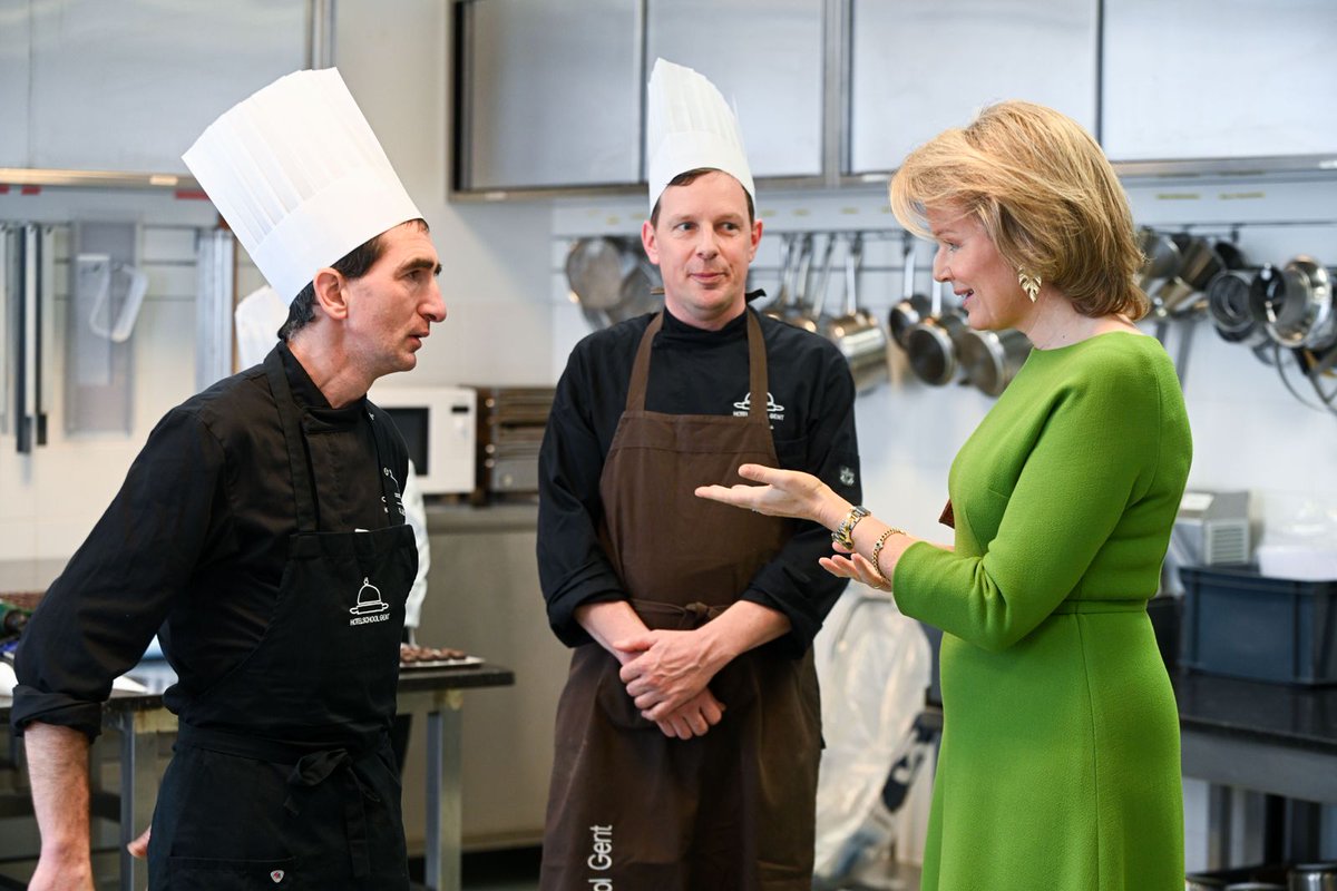 🍽️ De Koningin bezoekt vandaag de Hotelschool Gent, een school die de afgelopen 25 jaar regelmatig de bediening verzorgde voor activiteiten op het Paleis. Ze krijgt er een blik achter de schermen van de bakkerij- en horeca-afdeling.