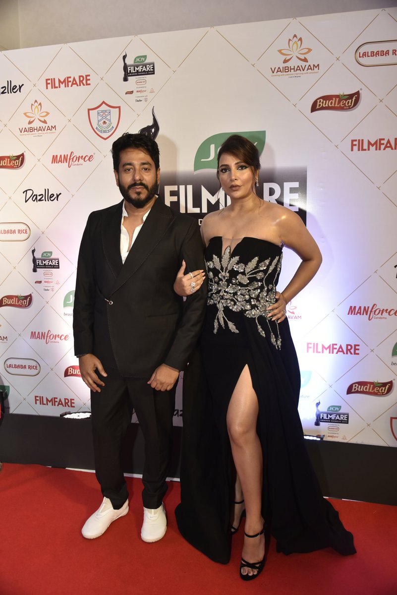 A closer look at how stunning #SubhashreeGanguly and #RajChakrabarty look at #JoyFilmfareAwardsBangla2024. ❤️

@rohitsLogic